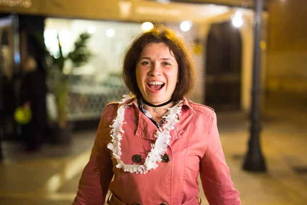 De straat portret van de nacht van lachende mooie jonge vrouw na partij en camera te kijken — Stockfoto
