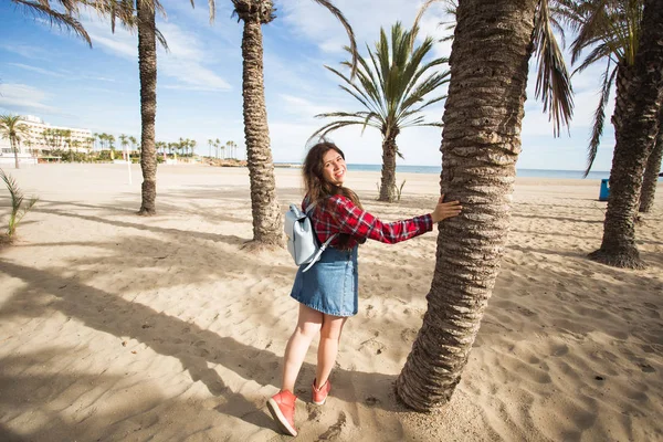 Férias de verão, férias e conceito de viagem - Mulher bonita sob ramos das palmeiras junto ao mar — Fotografia de Stock