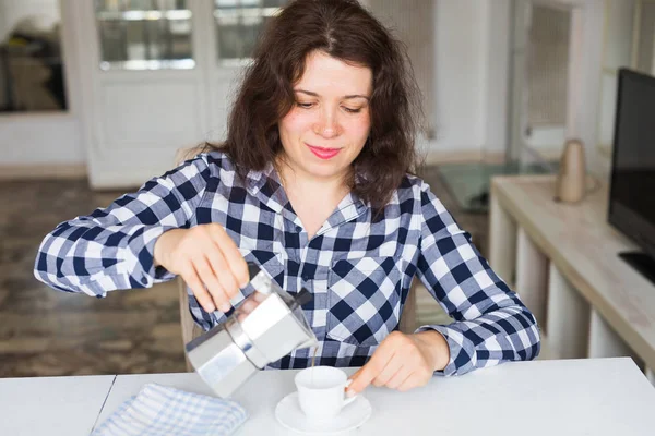 Cafe, italok és étkezés koncepció - fiatal nő, kávé pot, szakadó kávé-kupa — Stock Fotó