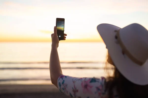 Gezgin genç kadın cep telefonu kamera güzel günbatımı manzara video çekiyor. Yaz tatil seyahat ve tatil. — Stok fotoğraf
