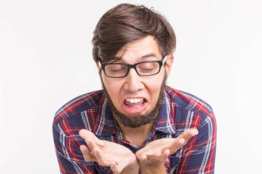 insanlar, duygu ve jest kavramı - korkmuş adam beyaz arka plan üzerinde görünmeyen bir şey onun elinden arkasına saklanmış