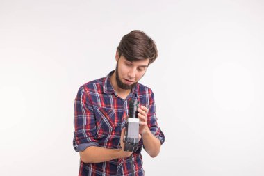 Duygular, fotoğrafçı ve insanlar kavramı - adam retro kameraya bak ve bu yüzden karışık