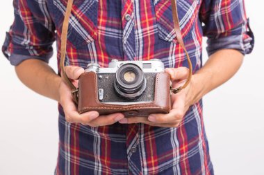 Vintage, fotoğrafçı ve hobi kavramı - retro kamera kadar yakın içinde el Beyaz arka plan üzerinde mans