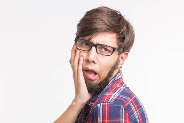 İfade ve jest kavramı - garip yüz ile yakışıklı adam