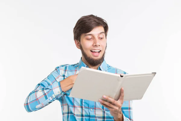 Istruzione, tempo libero e concetto di persone - giovane uomo barba che legge un libro e sorride — Foto Stock