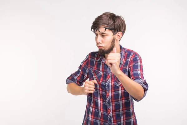 Concepto de expresión y gesto: joven barbudo con camisa a cuadros sobre fondo blanco con espacio para copiar — Foto de Stock