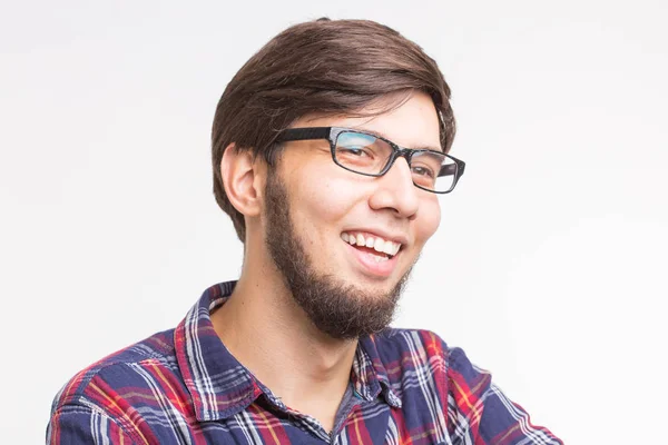 Emoties en mensen concept - jongeman in geruite shirt en glazen met baard lachen — Stockfoto