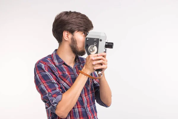 Technologie, fotografie en mensen concept - knappe man in geruite hemd nemen van een foto op vintage camera op witte achtergrond met kopie ruimte — Stockfoto