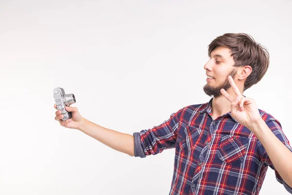 Mensen Foto Gebaar Concept Man Met Een Ouderwetse Camera Kijken — Stockfoto