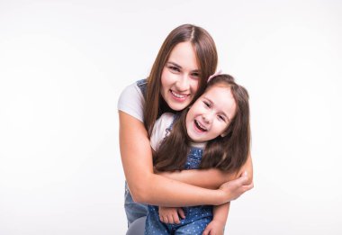 Ebeveynlik, Aile ve çocuk kavramı - anne ve bebek kız portresi var eğlenceli ve beyaz arka plan üzerinde gülümseyen