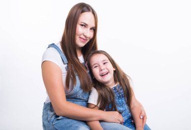 Aile, çocuk ve annelik kavramı - genç anne ve genç kızı birlikte izole beyaz arka plan üzerinde zaman harcamak