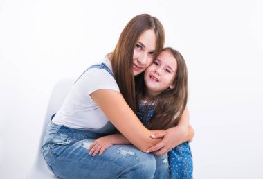 Ebeveynlik, Aile ve çocuk kavram - bir anne ve bebek kız portre var eğlenceli ve beyaz arka plan üzerinde gülümseyen