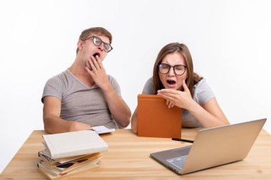 Eğitim ve insan kavramı-onlar ödev öğrenme sıkılmış gibi gözlük bakmak genç insanlar bir çift