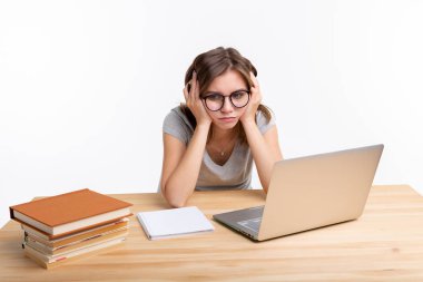 Çalışma, eğitim ve insan kavramı - laptop çok yorgun görünümlü çalışan genç öğrenci kadın