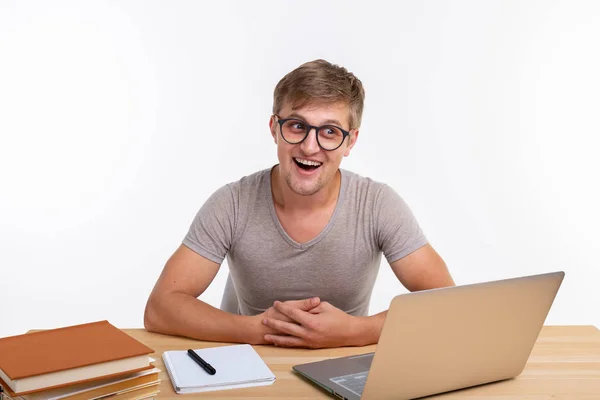 El estudio, la educación y el concepto de emociones - estudiante masculino haciendo ejercicios en el ordenador portátil. Él es feliz. — Foto de Stock