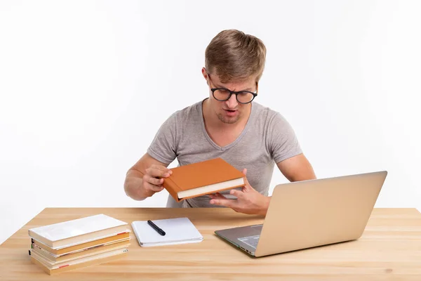 Mensen en onderwijs concept - knappe mannelijke student met een leerboek — Stockfoto