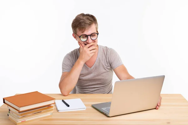 Estudio, educación, concepto de la gente - hombre haciendo ejercicios en el ordenador portátil, mirando sorprendido — Foto de Stock