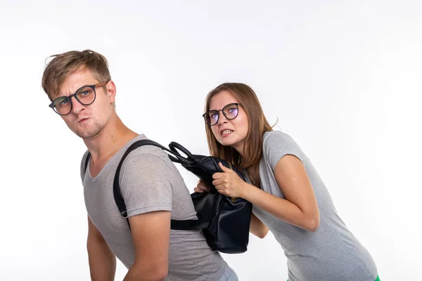 Навчання, емоції, концепція смішних людей - дівчина розриває сумку з чоловіка назад — стокове фото