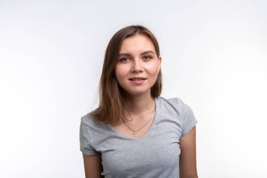 İnsanlar ve eğitim kavramı - beyaz arka plan üzerinde gri tişörtlü güzel kız portresi yakından