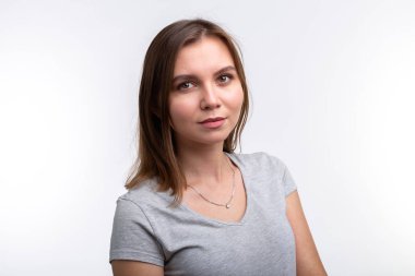 İnsanlar ve eğitim kavramı - beyaz arka plan üzerinde gri tişörtlü güzel kız portresi yakından