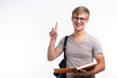 Eğitim, üniversite, fikir ve insanlar kavramı - öğrenci kitap kopya alanı ile beyaz arka plan üzerinde parmak göstermek yukarıya ile