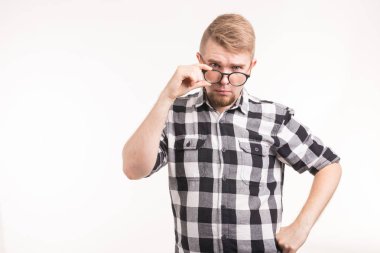 İnek, inek ve eğitim kavramı - beyaz arka plan üzerinde ciddi öğrenci adam