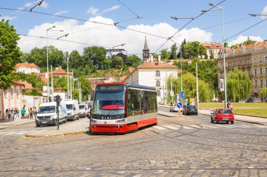 Prag bir güzel yaz günü, Çek Cumhuriyeti, Prag, Çek Cumhuriyeti - 7 Haziran 2017: tramvay