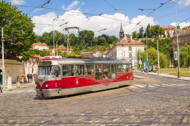 Prag bir güzel yaz günü, Çek Cumhuriyeti, Prag, Çek Cumhuriyeti - 7 Haziran 2017: tramvay