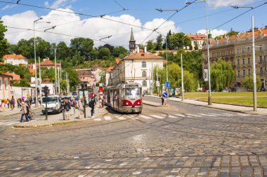 Prag bir güzel yaz günü, Çek Cumhuriyeti, Prag, Çek Cumhuriyeti - 7 Haziran 2017: tramvay