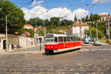Prag bir güzel yaz günü, Çek Cumhuriyeti, Prag, Çek Cumhuriyeti - 7 Haziran 2017: tramvay