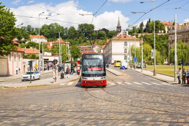 Prag bir güzel yaz günü, Çek Cumhuriyeti, Prag, Çek Cumhuriyeti - 7 Haziran 2017: tramvay