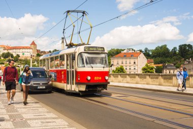 Prag bir güzel yaz günü, Çek Cumhuriyeti, Prag, Çek Cumhuriyeti - 7 Haziran 2017: tramvay