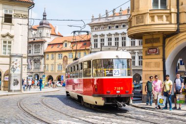 Prag bir güzel yaz günü, Çek Cumhuriyeti, Prag, Çek Cumhuriyeti - 31 Mayıs 2017: tramvay