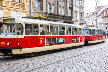 Prag bir güzel yaz günü, Çek Cumhuriyeti, Prag, Çek Cumhuriyeti - 31 Mayıs 2017: tramvay