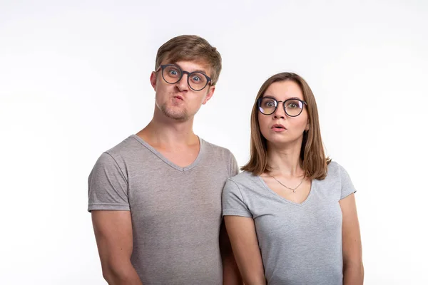 Pessoas e conceito de educação - Dois jovens estudante engraçado com rostos pensativos sobre fundo branco — Fotografia de Stock