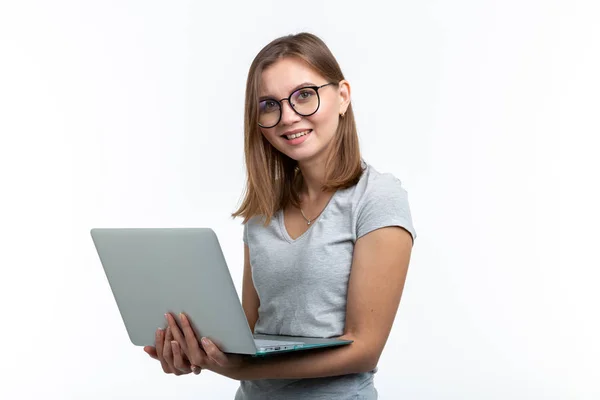 Étude, éducation, concept de personnes - jeune femme intelligente dans des lunettes texter quelque chose sur un ordinateur portable — Photo