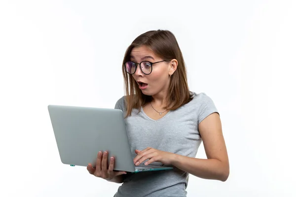 人和教育概念-惊奇的学生妇女拿着笔记本电脑在白色背景 — 图库照片