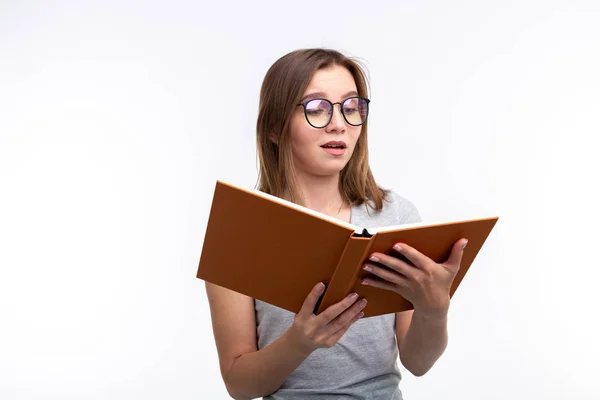 Persone e concetto di istruzione - Donna attraente che legge un libro su sfondo bianco — Foto Stock