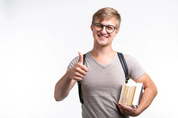 Persone, conoscenza ed educazione - Ritratto di uno studente vestito con una t-shirt grigia che tiene in mano dei libri — Foto Stock