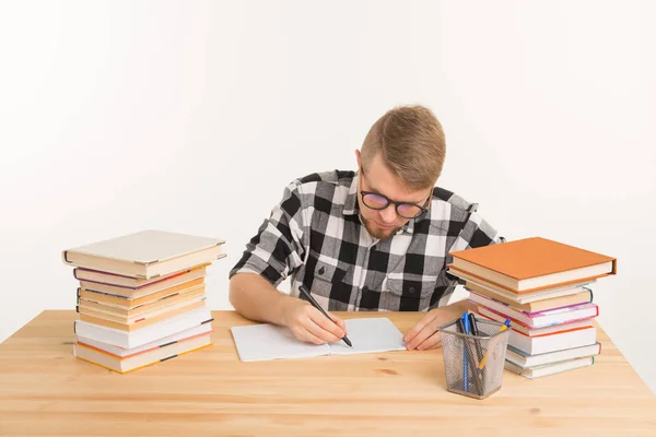 Educación, estudio, concepto de conocimiento - Sonriente joven estudiante preparándose para el examen — Foto de Stock