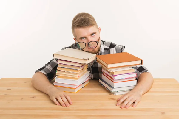 Educación, emociones y conocimiento concepto-un estudiante cansado porque ha leído muchos libros — Foto de Stock