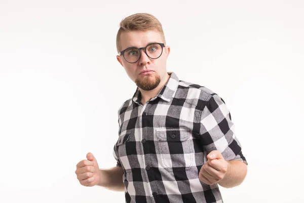 Concepto de personas y emociones - Hombre joven guapo en camisa a cuadros bailando divertido sobre fondo blanco —  Fotos de Stock