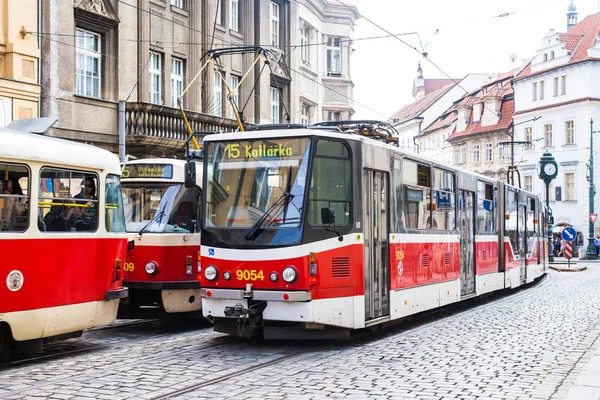 Praha, Česká republika - 31. května 2017: tramvaje v Praze v krásném letním dni, Česká republika — Stock fotografie