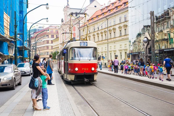 Прага, Чехія - 31 травня 2017: трамвай у Празі в один прекрасний літній день, Чеська Республіка — стокове фото