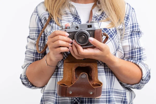 Concepto vintage, fotógrafo y hobby - primer plano de la cámara retro en las manos de las mujeres sobre el fondo blanco —  Fotos de Stock