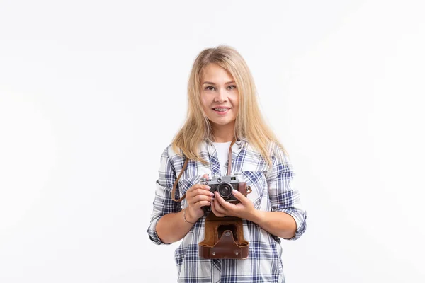 Koncepcja technologii, fotografowanie i ludzie - blondynka młoda kobieta z kamera retro na białym tle — Zdjęcie stockowe