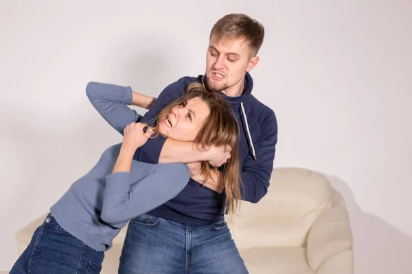 Mensen, misbruik en geweld concept - agressieve man wurgt zijn vrouw — Stockfoto