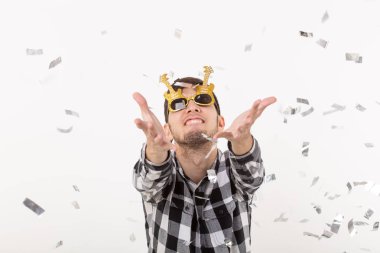 İnsanlar, tatil ve parti kavramı - gözlüklü beyaz zemin üzerine konfeti dans komik adam