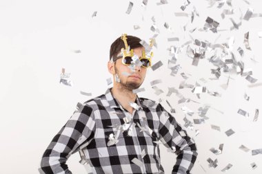 İnsanlar, tatil ve parti kavramı - konfeti ile beyaz arka plan üzerinde ekose gömlekli Cool adam