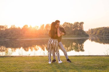 Kizomba, bachata, zouk ve latin sosyal dans kavramı - erkek ve kadın doğa arka plan üzerinde dans
